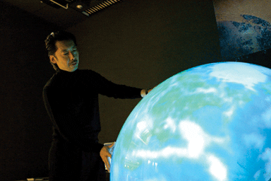 Shinichi Takemura using the Tangible Earth globe © Shinichi Takemura