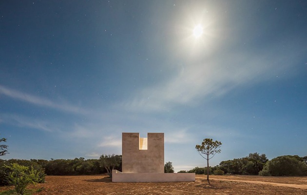 Álvaro Siza builds rustic chapel in Portugal with no light or